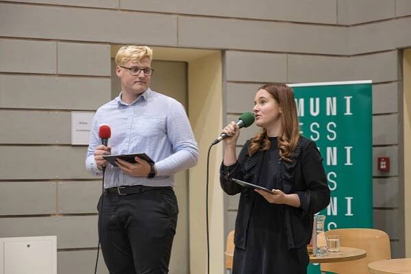 Debata o soudobých dějinách zaplnila atrium FSS | Fakulta sociálních studií MU
