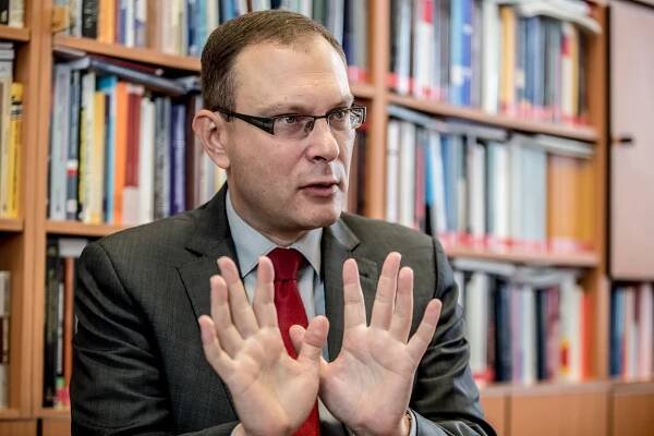 Ústavní právník Jan Kysela: Pánem vlády je premiér, ne prezident