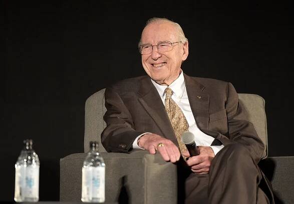 Jim Lovell, commander of Apollo 13 mission, dies at 97 - ABC News