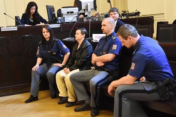Ubodala zákaznici, nyní dělá problémy Vězeňské službě. Kvůli sexuologické léčbě