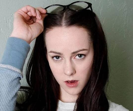 Jena Malone Biography - Facts, Childhood, Family Life & Achievements