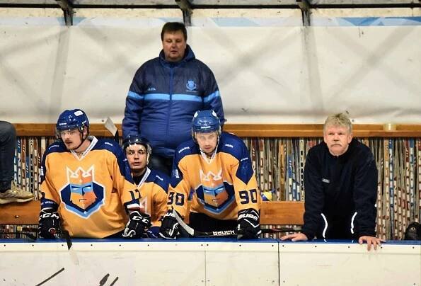 II.. liga hokejistů: IHC Králové Písek . HC Wikow Hronov 10:4 (5:1, 3:2, 2:2).