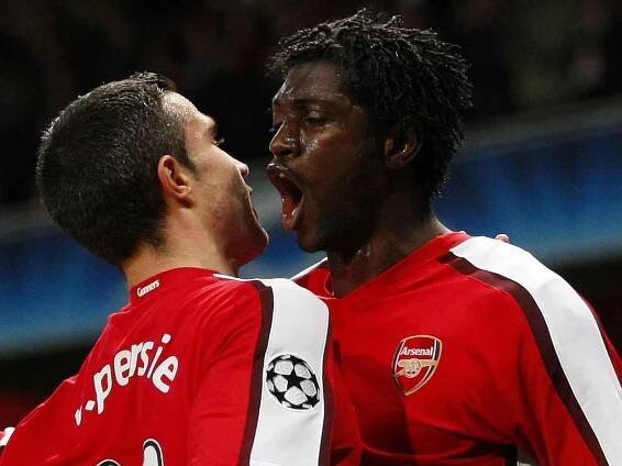Radost Arsenu: Emmanuel Adebayor (vpravo) slaví svoji branku v síti Porta s Robinem van Persiem.