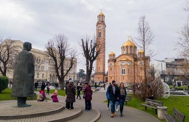 Banja Luka – pravoslavná katedrála Krista Spasitele, vlevo socha Svetislava Milosavljeviće, srbského vojenského architekta a v letech 1929–1934 prvního bána