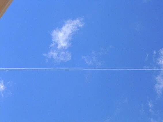 Contrail - Wikimedia Commons