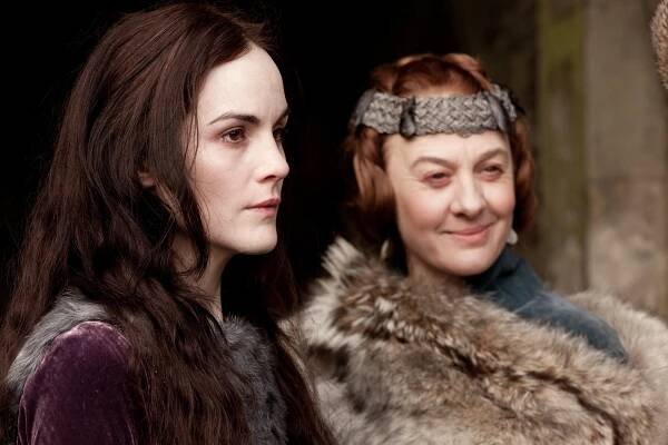V kruhu koruny - Jindřich IV. (2. díl) - Z filmu - Michelle Dockery, Niamh Cusack