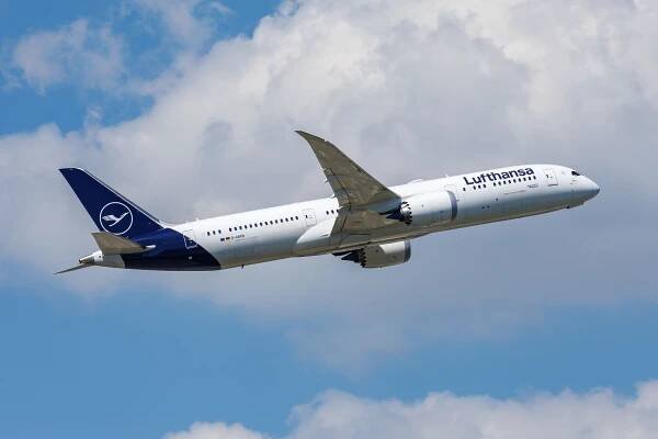 Lufthansa Boeing 787-9 departing FRA shutterstock_2495950179