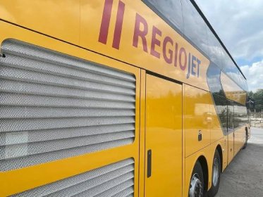 RegioJet se vrátil k patrovým busům. Před fotografy se pochlubil novými sedačkami, kávou i pípou - Zdopravy.cz