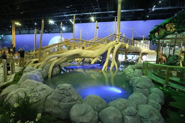 Horská dráha se vrátila do Prahy. Otevřel se největší krytý zábavní park v Česku
