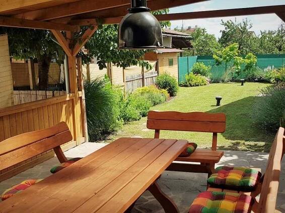 Posezení pod pergolou a zahrada - pronájem apartmánu Velké Pavlovice - foto 1