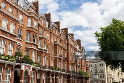 Typické terasovité měšťanské domky ve viktoriánském stylu v Chelsea London - Bez autorských poplatků Londýn Stock fotka