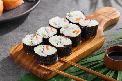 Zkuste domácí sushi, jeho příprava není nijak náročná. Skvělou rýži zvládnete připravit s pomocí vějíře - Jimeto.cz