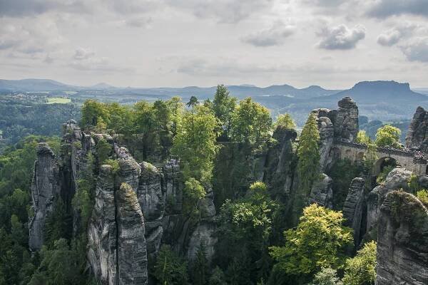 Basteibrücke (rechts) und Felsenburg Neurathen (links)