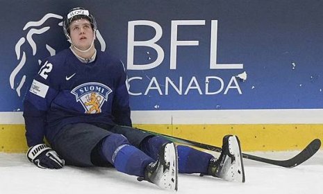Finský hokejista Kasper Halttunen po zápase s Českem o bronz seděl zdrceně u...