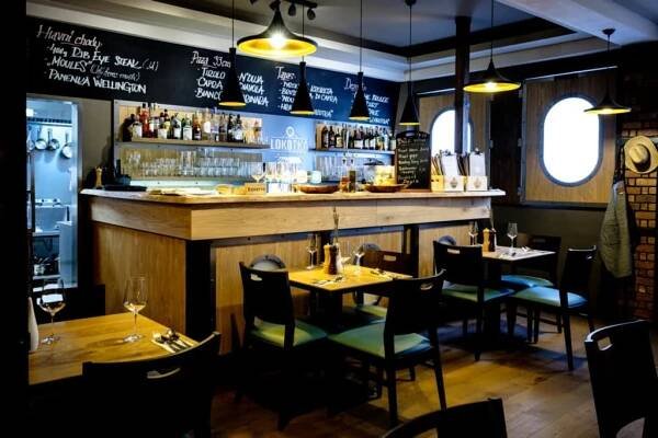 Interiér stoly a bar - restaurace České Budějovice