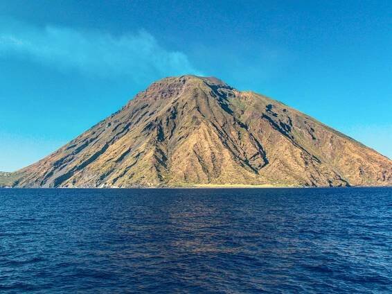 Soptící Stromboli, nejaktivnější sopka v Liparském souostroví