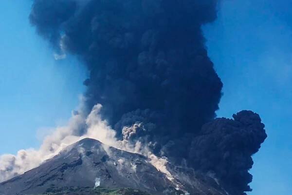 Sopka Stromboli znova vybuchla, vystrašila turistov a podpálila les ...