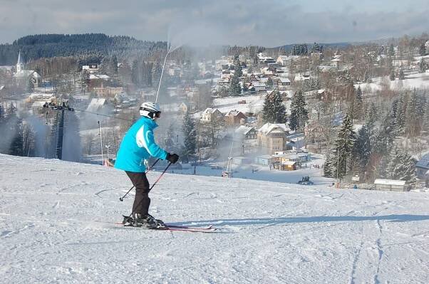 VIDEO: Podmínky na horách se rychle lepší, skicentrum naplno zasněžuje