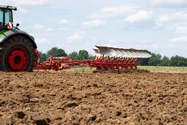 Nový pluh Pöttinger SERVO T 6000 pro traktory o výkonu až 500 koní