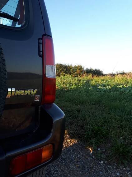 Suzuki Jimny je parťák pro cesty i necesty. Je vysazený na zdolávání „kozích“ stezek, i když bourat byste v něm nechtěli. Jak jezdí coby ojetina?