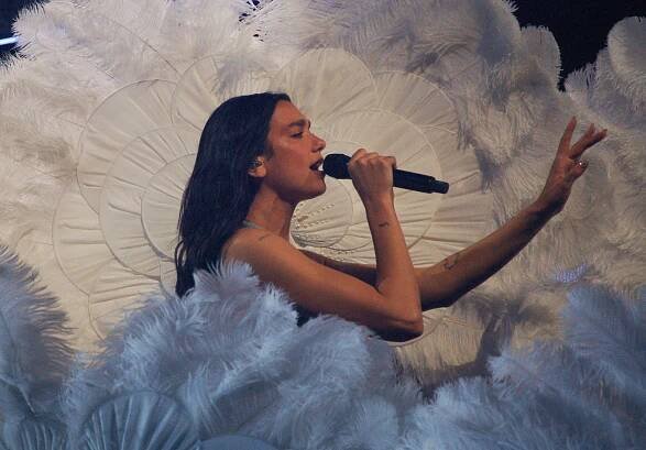 Dua Lipa v Praze překvapila fanoušky i podruhé. Na pódiu zpívala s Ewou Farnou