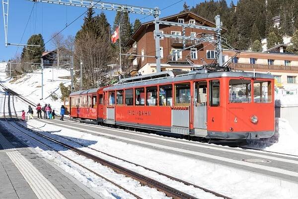 Zug der Vitznau-Rigi-Bahn am Bahnhof Rigi-Kaltbad. An der Waggonseite sind Halterungen für Ski angebracht.