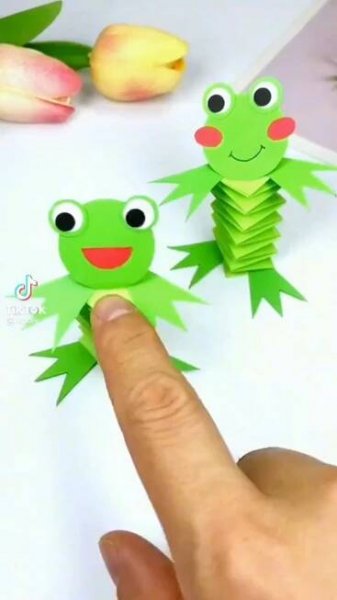 Obsahuje obrázek: Making Frog