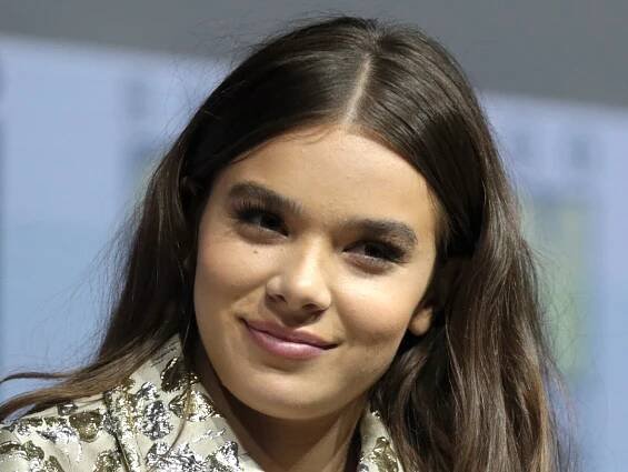 Herečka Hailee Steinfeld ukázala svou vytvarovanou postavu v růžovém topu s podprsenkou a šortkách - ČasProŽeny.cz