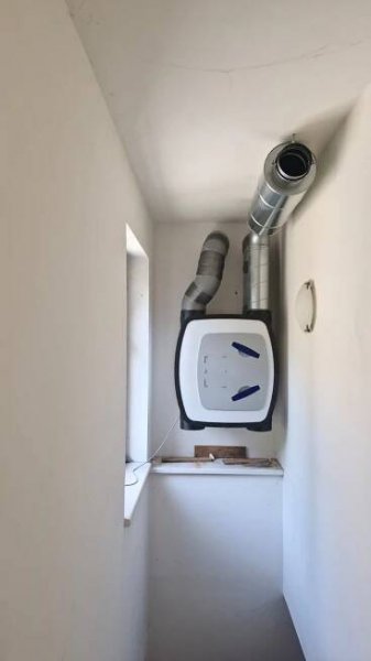 Instalace rekuperační jednotky v chodbě