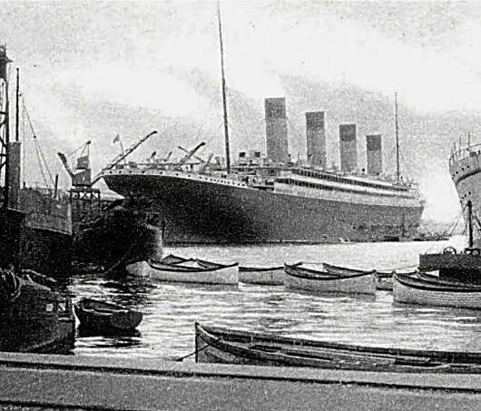 Na palubu parníku RMS Olympic jsou nakládány nové záchranné čluny.