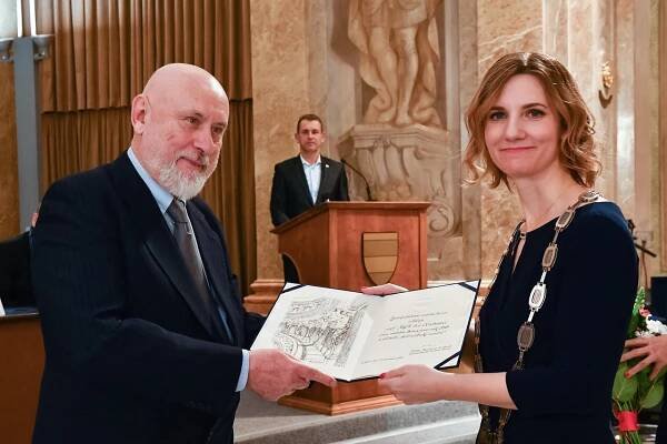 Jako uznání od města získali cenu. Za vědu i umění