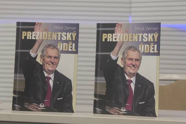Exprezident Zeman zahájil v Brně turné s novou knihou. Dorazil i Jiří Kajínek