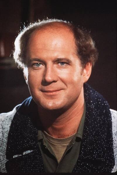 David Ogden Stiers si zahrál postavu majora Winchestera.