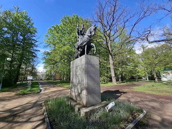 Socha císaře zdobí park. Turisté se u ní zastavují