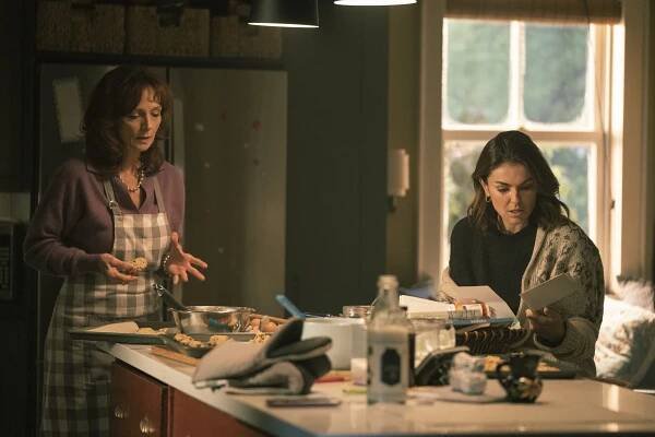 Koroner - Safe Space - Z filmu - Jennifer Dale, Serinda Swan