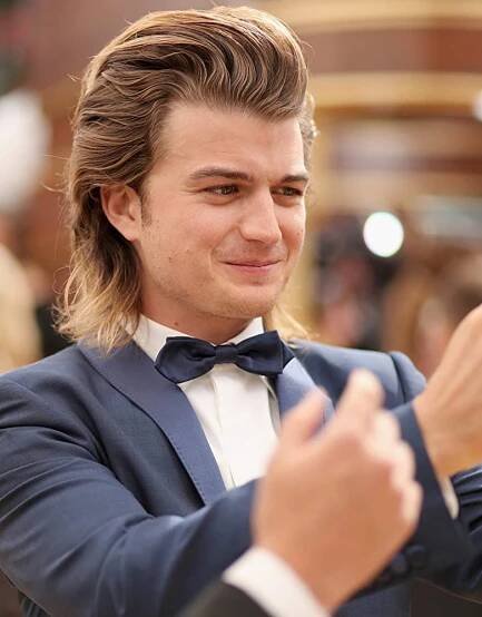 Joe Keery con media melena