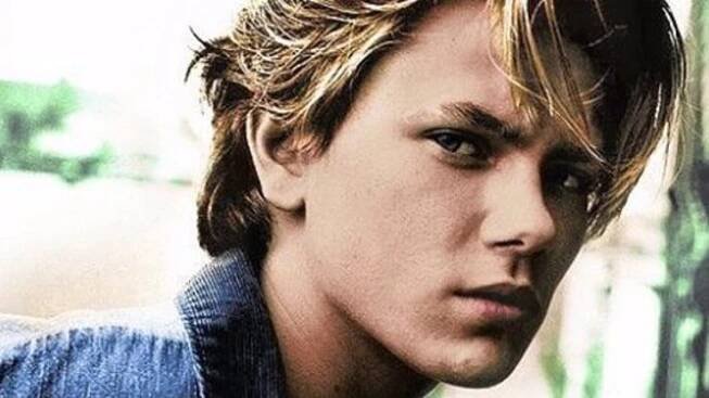 River Phoenix by slavil 50: Nedožil se ani poloviny, zemřel v pouhých 23 letech
