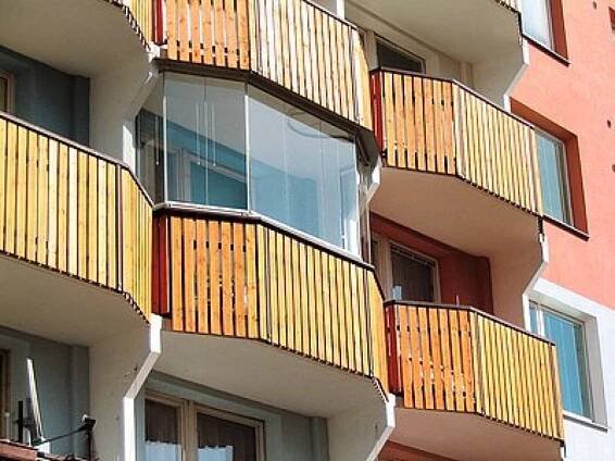 OPTIMI – KVADRO systém pro zasklívání lodžií, balkónů a výklenků | Stavebnictvi3000.cz