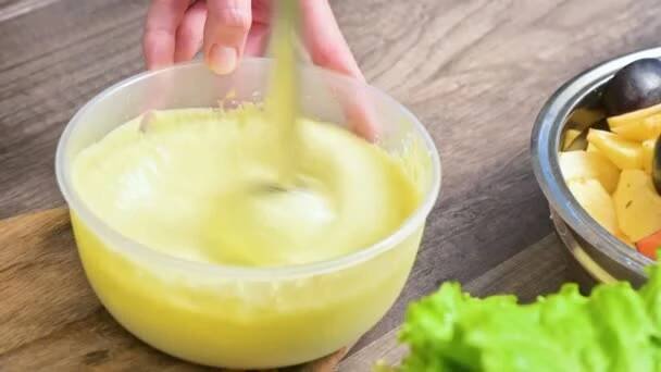 Detail, bičování domácí majonéza s mixérem v plastové misce — Stock záběr