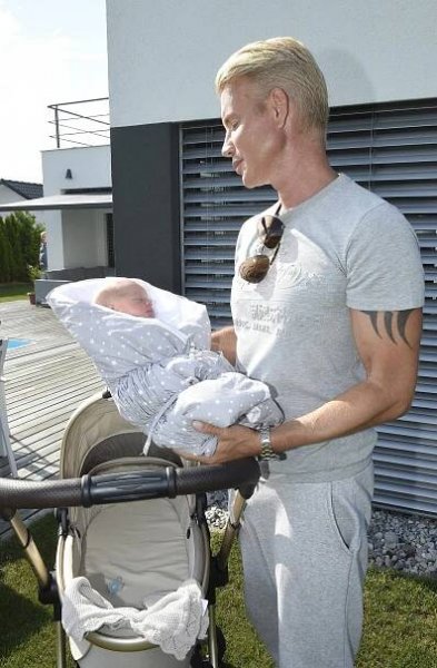 Navždy nechce být jen single tatínkem. Český Ken už pro synka možná našel druhého taťku