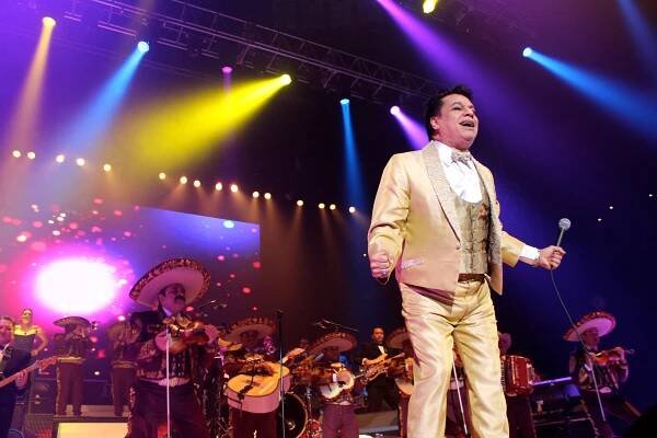 Soubor:Juan Gabriel --- Pepsi Center --- 09.26.14.jpg – Wikipedie