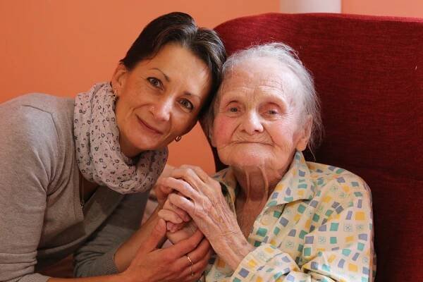 Světový den seniorů: Stáří si zaslouží blízkost