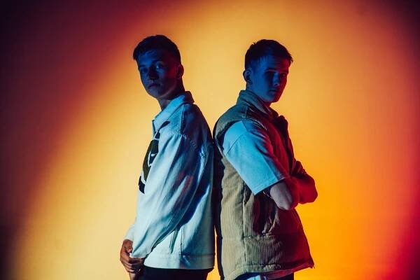 Ben & Mateo mají Náhradní plán, nový hit a videoklip pro všechny zamilované - Tojesenzace.cz