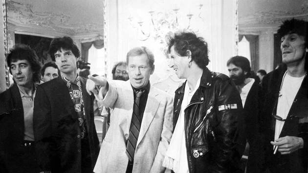 Členové skupiny Rolling Stones se před svým prvním koncertem v Československu...