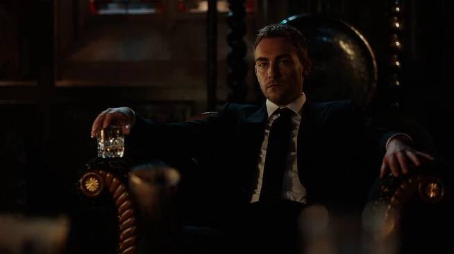 Královská rodina - Foul Deeds Will Rise - Z filmu - Tom Austen