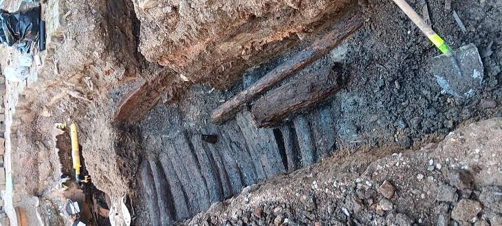 Stopy minulosti. Archeologové objevili v Hradci Králové chodník ze 13. století