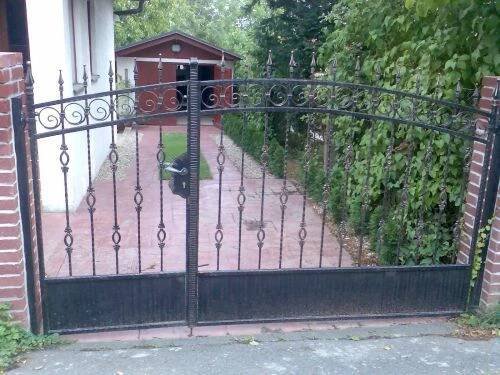 Vjezdové brány s pohonem nám usnadní život