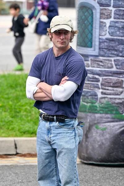 Jeremy Allen White just put on a clinic in lo-fi sexy menswear