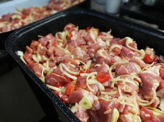 Vepřové masíčko na cibulce z jednoho pekáčku: Hotové do několika minut, je opravdu skvělé a zasytí celou rodinu (MIMOŘÁDNĚ LEVNÝ RECEPT)