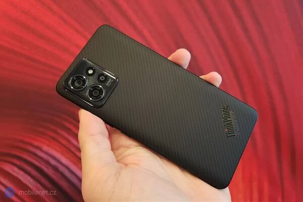 Motorola ThinkPhone naživo: pracant se speciálním tlačítkem a vlajkovou výbavou – Včetně videa